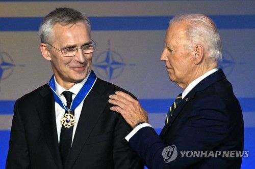 나토 사무총장에 '자유의 메달' 수여한 바이든(워싱턴 AFP=연합뉴스) 조 바이든 미국 대통령(오른쪽)이 9일(현지시간) 워싱턴 DC에서 열린 북대서양조약기구(NATO·나토) 창설 75주년 행사에서 옌스 스톨텐베르그 나토 사무총장에게 '대통령 자유의 메달'을 수여하고 있다. 스톨텐베르그 사무총장은 오는 10월 퇴임을 앞두고 있다. 2024.07.10 passion@yna.co.kr