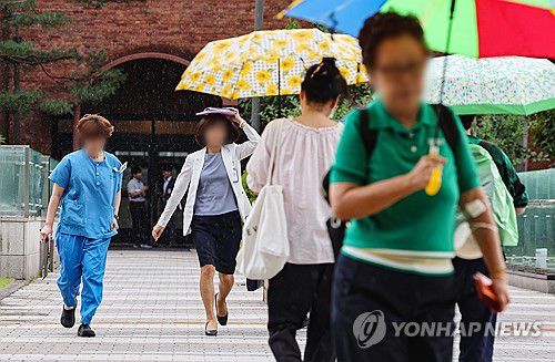 갑자기 내리는 소나기(서울=연합뉴스) 서대연 기자 = 10일 오후 서울 종로구 서울대병원에서 의료관계자들이 갑자기 내린 소나기에 서류나 손으로 머리를 가린 채 급하게 이동하고 있다. 2024.7.10 dwise@yna.co.kr