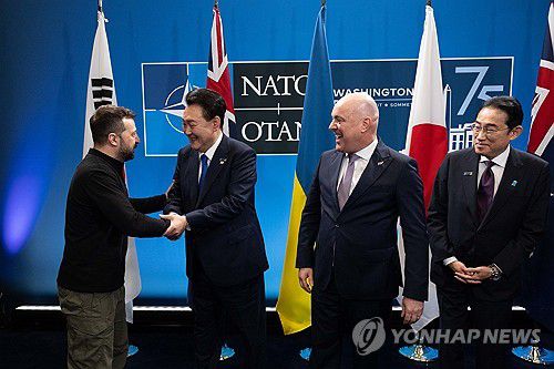 윤석열 대통령, 젤렌스키 우크라이나 대통령 과 인사(워싱턴=연합뉴스) 홍해인 기자 = 북대서양조약기구(NATO·나토) 정상회의에 참석한 윤석열 대통령이 11일(현지시간) 미국 워싱턴DC 월터 E. 워싱턴 컨벤션센터에서 열린 한국·일본·호주·뉴질랜드 4개국(IP4) 및 우크라이나와의 정상회동에서 볼로디미르 젤렌스키 우크라이나 대통령과 인사하고 있다.       왼쪽부터 젤렌스키 대통령, 윤 대통령, 크리스토퍼 럭슨 뉴질랜드 총리, 기시다 후미오 일본 총리. 2024.7.12 [공동취재] hihong@yna.co.kr