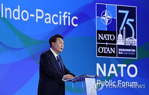 윤석열 대통령, 나토 퍼블릭포럼 연설(워싱턴=연합뉴스) 홍해인 기자 = 윤석열 대통령이 11일(현지시간) 미국 워싱턴DC 메리어트 마르퀴스 호텔에서 열린 북대서양조약기구(NATO·나토) 퍼블릭포럼 인도·태평양 세션에서 연설하고 있다. 2024.7.12 hihong@yna.co.kr