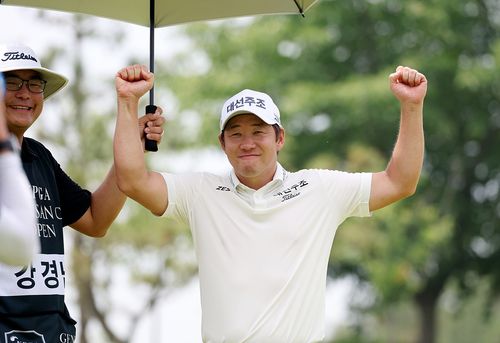 앨버트로스에 환호하는 강경남.KPGA 제공. 재판매 및 DB 금지]