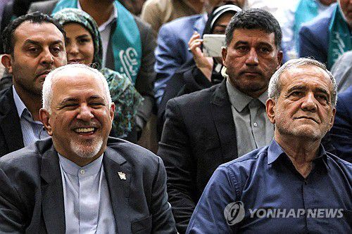 마수드 페제시키안 대통령 당선인(오른쪽), 모하마드 자바드 자리프 전 외무장관[AFP=연합뉴스 자료사진. 재판매 및 DB 금지]