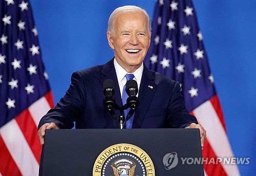기자회견 중 웃음짓는 바이든 미국 대통령[AFP=연합뉴스]