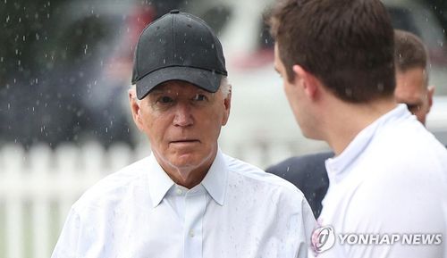 바이든 미국 대통령(워싱턴 로이터=연합뉴스) 조 바이든 미국 대통령이 13일(현지시간) 델라웨어주 러호버스 해변에 있는 성당에서 미사를 마치고 나오고 있다. 2024.7.13