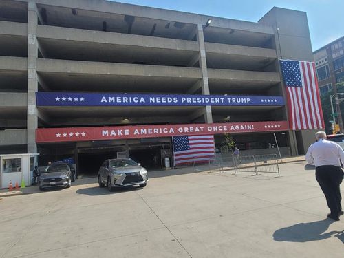 공화당 전당대회장 주차장의 트럼프 지지 구호 (밀워키[미 위스콘신주]=연합뉴스) 조준형 특파원= 도널드 트럼프 전 미국 대통령이 유세도중 총격을 당해 부상한 소식이 전해진 13일(현지시간) 오후 공화당 전당대회(15∼18일)가 예정된 위스콘신주 밀워키의  '파이서브포럼' 주차장의 모습.   '미국은 트럼프 대통령을 필요로 한다'는 등의 구호가 걸려 있다.  2024.7.14 jhcho@yna.co.kr