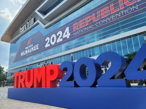 美공화당 전당대회장 앞의 '트럼프 2024' 조형물 (밀워키[미 위스콘신주]=연합뉴스) 조준형 특파원= 13일(현지시간) 오후 미국 공화당 전당대회(15∼18일)가 예정된 위스콘신주 밀워키의  '파이서브포럼' 앞 광장에 '트럼프 2024' 조형물이 세워져 있다.  2024.7.14 jhcho@yna.co.kr