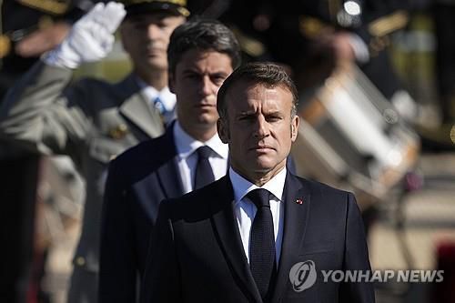 마크롱 대통령과 아탈 총리(파리 AP=연합뉴스) 프랑스 혁명기념일인 14일(현지시간) 에마뉘엘 마크롱 대통령과 가브리엘 아탈 총리가 기념식에 참석하고 있다. 2024.07.14.