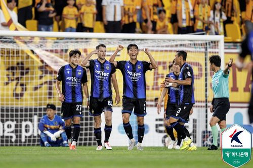 기뻐하는 인천 선수들[한국프로축구연맹 제공. 재판매 및 DB금지]