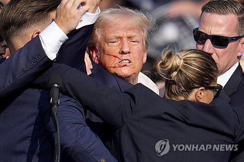 암살시도에 굴하지 않는 트럼프 [AP 연합뉴스. 재판매 및 DB 금지]