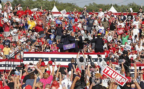 도널드 트럼프 전 미국 대통령 유세장(EPA=연합뉴스) 도널드 트럼프 전 미국 대통령이 13일(현지시간) 펜실베이니아주 버틀러 야외유세에서 피격된 후 연단을 내려가고 있다. 2024.7.14 photo@yna.co.kr