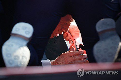유세 중 총격으로 엎드려 피신한 트럼프 전 미국 대통령[AFP=연합뉴스]