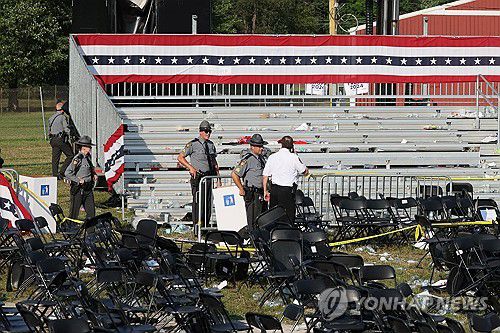 (버틀러 로이터=연합뉴스) 13일(현지시간) 총격이 발생한 미국 펜실베이니아 버틀러 유세 현장에서 보안 당국이 조사하고 있다. 2024.7.13 photo@yna.co.kr