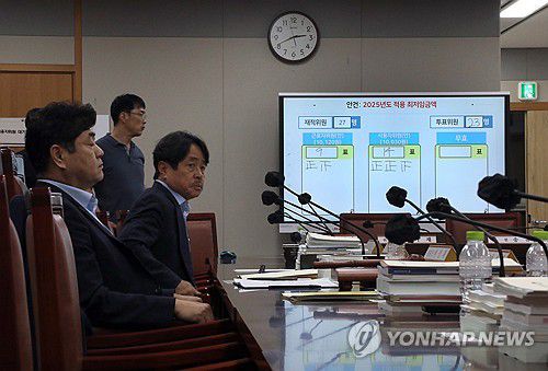 내년 최저임금 1만원 넘었다…올해보다 1.7% 오른 1만30원(세종=연합뉴스) 배재만 기자 = 최저임금을 심의·의결하는 노·사·공 사회적 대화기구인 최저임금위원회는 12일 새벽 정부세종청사에서 열린 제11차 전원회의에서 투표를 거쳐 내년 최저임금을 시간당 1만30원으로 결정했다. 이는 올해보다 1.7% 오른 것으로, 사상 처음으로 최저임금 1만원 시대를 맞게 됐다. 사진은 회의가 끝난 뒤 이인재 최저임금위원장이 자리에서 생각에 잠겨 있다. 2024.7.12 scoop@yna.co.kr