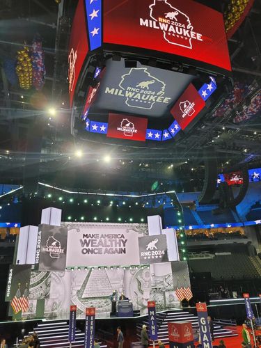 美공화당 전당대회 D-1…화려한 대회장 내부(밀워키[미 위스콘신주]=연합뉴스) 조준형 특파원 = 미국 공화당 대통령 후보를 지명하는 전당대회(15∼18일) 개막을 하루 앞둔 14일(현지시간) 대회장인 위스콘신주 밀워키의 파이서브포럼에 무대가 설치돼 있다. 2024.7.15 jhcho@yna.co.kr