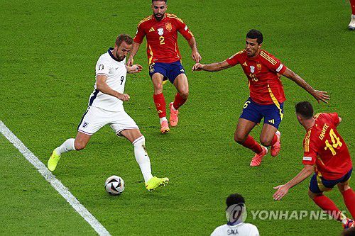 스페인과의 유로 2024 결승전에 출전한 케인(왼쪽)[EPA=연합뉴스]