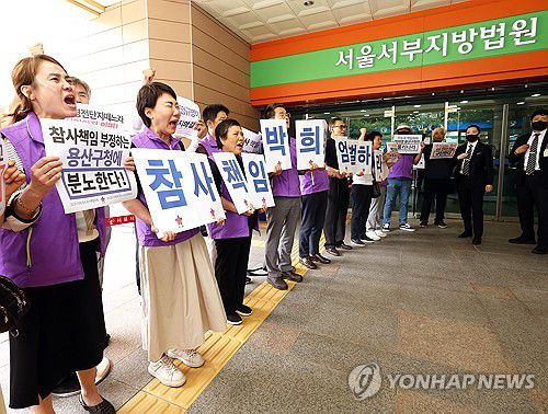 박희영 용산구청장 엄벌 촉구하는 이태원참사 유가족(서울=연합뉴스) 이지은 기자 = 이태원 참사에 부실하게 대응한 혐의로 기소된 박희영 용산구청장의 마지막 공판이 열린 15일 오후 서울 마포구 서울서부지법에서 이태원참사 유가족들이 박 구청장의 엄벌을 촉구하는 내용의 구호를 외치고 있다. 2024.7.15 jieunlee@yna.co.kr