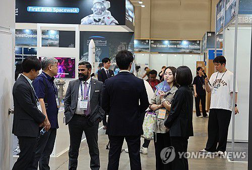 이야기 나누는 총회 참가자들(부산=연합뉴스) 강선배 기자 = 15일 부산 벡스코에서 열리고 있는 '제45회 국제우주연구위원회(COSPAR) 학술 총회'와 함께 제1전시장에 마련된 전시부스에서 참가자들이 담소를 나누고 있다. 2024.7.15 sbkang@yna.co.kr