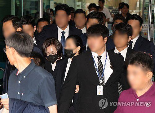 경호 속 법원 나서는 박희영 용산구청장(서울=연합뉴스) 이지은 기자 = 이태원 참사에 부실하게 대응한 혐의로 기소된 박희영 용산구청장이 15일 오후 서울서부지방법원에서 열린 공판을 마친 뒤 법원을 나서고 있다. 2024.7.15 jieunlee@yna.co.kr