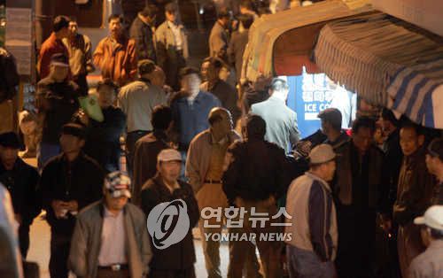 2004년 근로자들로 붐비는 인력시장[연합뉴스 자료 사진]