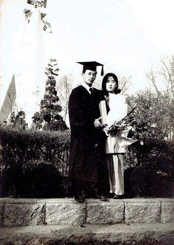 건국대 졸업식 날 총장상을 받고 미래의 아내와 포즈를 취한 김홍신 [본인 제공]