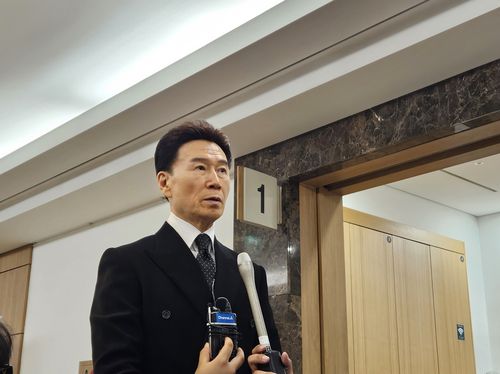 가수 현철 빈소 찾은 가수 강진[촬영 최주성]