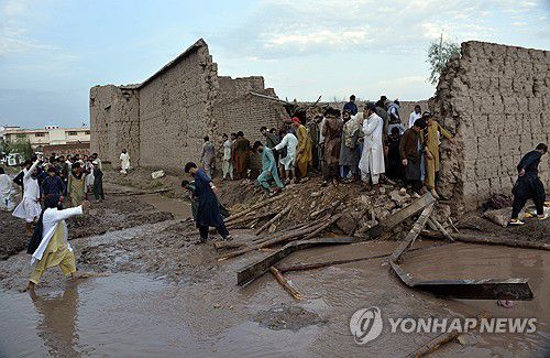 아프가니스탄 홍수(잘랄라바드[아프가니스탄] AP=연합뉴스) 15일(현지시간) 아프가니스탄 낭가르하르주 잘랄라바드에서 사람들이 폭우로 파손된 집의 잔해를 치우고 있다. 2024.7.16. photo@yna.co.kr