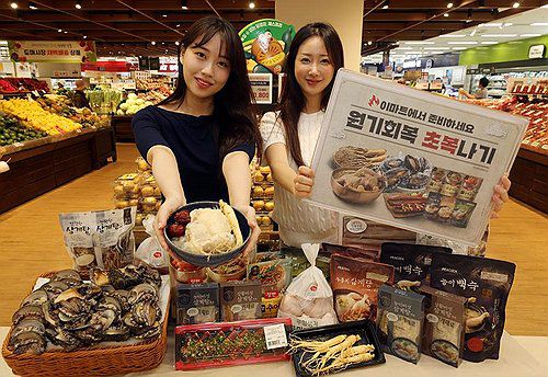 이마트 '보양식 대전'…활전복 40톤 반값에 판매(서울=연합뉴스) 이마트는 초복을 맞아 오는 12∼18일 일주일간 '보양식 대전'을 통해 활전복과 간편식 삼계탕, 토종닭 등을 최대 반값 할인한다고 11일 밝혔다. 2024.7.11 [이마트 제공. 재판매 및 DB 금지] photo@yna.co.kr