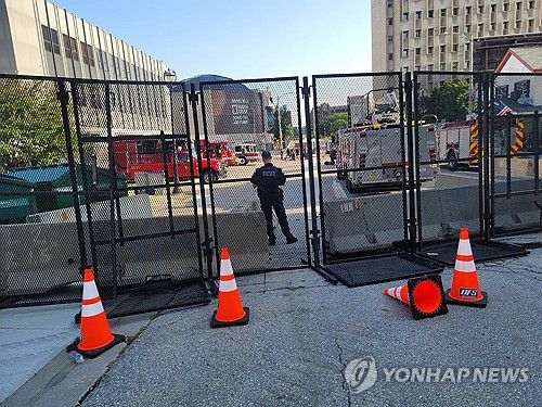 트럼프 피격여파속 미 공화당 전대 개막…경비 삼엄(밀워키[미 위스콘신주]=연합뉴스) 조준형 특파원 = 도널드 트럼프 전 미국 대통령의 총격 부상의 여파 속에 15일(현지시간) 미국 위스콘신주 밀워키에서 트럼프 전 대통령을 대선후보로 공식 지명하는 공화당 전당 대회가 개막했다.      행사장 주변도로가 철제 펜스로 차단된 가운데 행사장인 파이서브포럼 주변에 삼엄한 경계 태세가 유지되고 있다. 2024.7.15 jhcho@yna.co.kr