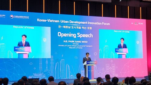 한국·베트남 도시개발 혁신포럼 개최(하노이=연합뉴스) 박상우 국토교통부 장관이 16일(현지시간) 베트남 하노이에서 열린 한국·베트남 도시개발 혁신포럼 행사에서 개회사를 하고 있다. 2024.07.17 [베트남 공동취재단]