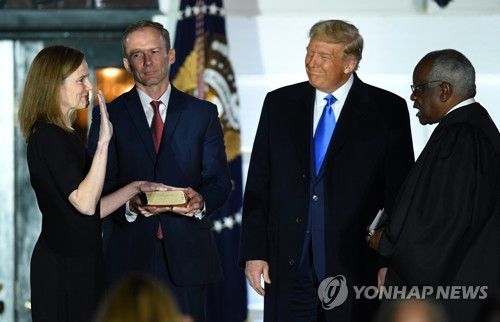 취임 선서를 하는 에이미 코니 배럿 대법관(좌측 첫번째)[UPI 연합뉴스 자료사진]
