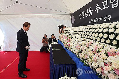 서이초 교사 추모 공간서 묵념하는 조희연 교육감(서울=연합뉴스) 신현우 기자 = 서이초 교사 사망 1주기를 3일 앞둔 15일 오전 종로구 서울시교육청에 마련된 추모 공간에서 조희연 서울시교육감이 묵념하고 있다. 2024.7.15 nowwego@yna.co.kr