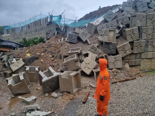무너진 공사장 블록[경기도북부소방재난본부 제공, 재판매 및 DB 금지]