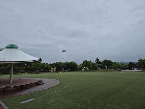 경찰 수사 '그라운드 골프장'으로 (봉화=연합뉴스) 박세진 기자 = '복날 살충제 사건'을 수사 중인 경찰이 사건 연관성을 확인 중인 그라운드 골프장의 18일 오전 모습. 2024.7.18 psjpsj@yna.co.kr