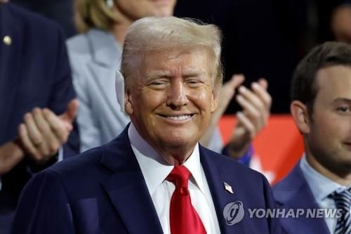 미 공화 전대 참석해 활짝 웃는 트럼프  (밀워키 AFP=연합뉴스) 미국 공화당 대선 후보로 공식 지명된 도널드 트럼프 전 대통령이 18일(현지시간) 위스콘신주 밀워키에서 열린 공화당 전당대회 마지막날 행사에 참석해 활짝 웃고 있다. 트럼프 전 대통령은 암살 미수 사건 이후 경쟁자인 조 바이든 대통령과의 지지율 격차를 벌리고 있다. 2024.07.19     passion@yna.co.kr