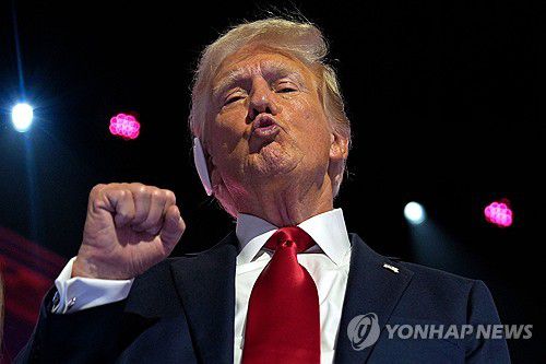 후보수락 후 연설을 이어가는 도널드 트럼프 전 대통령(밀워키 AFP=연합뉴스) 18일(현지시간) 도널드 트럼프 전 미국 대통령이 위스콘신주 밀워키에서 열린 공화당 전당대회에서 대선후보 수락 연설을 하고 있다. 2024.7.18