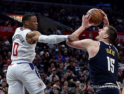 웨스트브룩(왼쪽)과 요키치의 경기 모습. [AFP=연합뉴스]