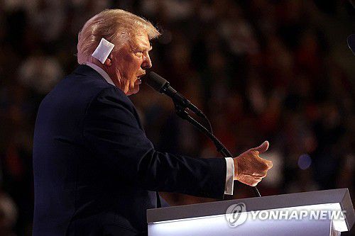 총에 맞은 귀에 거즈를 붙인채 연설하는 도널드 트럼프(밀워키 AFP=연합뉴스) 18일(현지시간) 도널드 트럼프 전 미국 대통령이 위스콘신주 밀워키에서 열린 공화당 전당대회에서 대선후보 수락 연설을 하고 있다. 2024.7.18