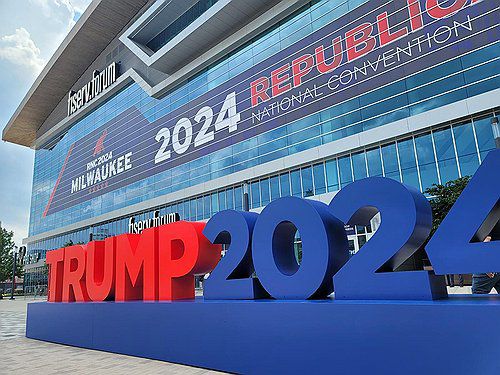 미국 공화당 전당대회장 앞의 '트럼프 2024' 조형물(밀워키[미 위스콘신주]=연합뉴스) 조준형 특파원= 13일(현지시간) 오후 미국 공화당 전당대회(15∼18일)가 예정된 위스콘신주 밀워키의 '파이서브포럼' 앞 광장에 '트럼프 2024' 조형물이 세워져 있다. 2024.7.14 jhcho@yna.co.kr