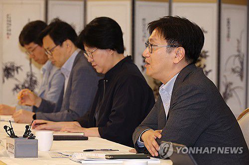 발언하는 김범석 차관(서울=연합뉴스) 최재구 기자 = 기획재정부 김범석 제1차관이 19일 서울 종로구 정부서울청사에서 열린 경제관계차관회의에 참석해 발언하고 있다. 2024.7.19 jjaeck9@yna.co.kr