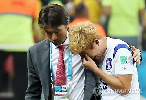 <월드컵2014> '수고했다'(상파울루=연합뉴스) 김주성 기자 = 27일 오전(한국시간) 브라질 상파울루 코린치앙스 경기장에서 열린 2014 브라질 월드컵 조별리그 H조 3차전 한국과 벨기에 경기. 홍명보 감독이 경기 종료 뒤 눈물을 흘리는 손흥민을 위로하고 있다. 2014.6.27 utzza@yna.co.kr