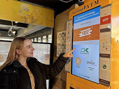 외화 환전·세금 환급 한 번에…이마트24, 디지털 ATM 도입(서울=연합뉴스) 편의점 이마트24는 외국인 관광객을 위해 외화 환전과 세금 환급을 한 번에 할 수 있는 디지털 ATM을 도입한다고 6일 밝혔다. 사진은 디지털 ATM을 사용하는 모델. 2023.12.6 [이마트24 제공. 재판매 및 DB 금지] photo@yna.co.kr