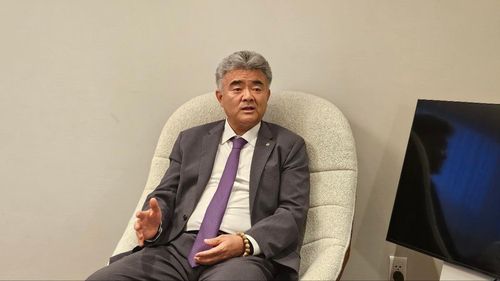 정원주 대우건설 회장(하노이=연합뉴스) 정원주 대우건설 회장이 지난 18일(현지시간) 베트남 하노이에서 기자들과 만나 하노이 스타레이크 신도시 사업에 대해 설명하고 있다. 2024.07.21 [베트남 공동취재단]