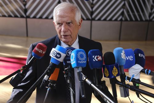 취재진 질문에 답하는 EU 외교수장(브뤼셀=연합뉴스) 호세프 보렐 유럽연합(EU) 외교안보 고위대표가 22일(현지시간) 벨기에 브뤼셀 EU 외교장관회의에 앞서 취재진 질문에 답하고 있다. 2024.7.22 photo@yna.co.kr [EU 제공. 재판매 및 DB 금지]