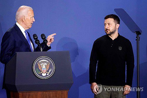 2024년 나토 정상회의를 계기로 함께 무대에 선 조 바이든 미 대통령과 볼로디미르 젤렌스키 우크라이나 대통령[AFP 연합뉴스자료사진. 재판매 및 DB 금지]