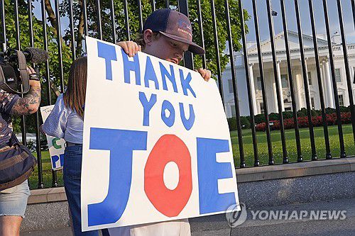 바이든 중도사퇴에 플래카드를 들고 백악관을 찾은 소년(워싱턴DC AP=연합뉴스) 21일(현지시간) 조 바이든 미국 대통령이 재선가도에서 물러나겠다는 의사를 밝힌 가운데 워싱턴DC 백악관 앞을 찾은 한 소년이 '고마워요 조'라는 문구가 적힌 플래카드를 든 모습. 2024.7.21