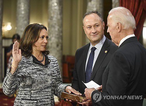 2017년 1월 3일 상원의원 취임 선서하는 카멀라 해리스 부통령과 이를 지켜보는 남편 더그 엠호프[AP 연합뉴스 자료사진. 재배포 및 DB 금지]