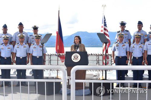 2022년 11월 22일 필리핀 팔라완섬 해안경비대 함정에 승선한 해리스 미 부통령 [EPA 연합뉴스 자료사진. 재배포 및 DB 금지]