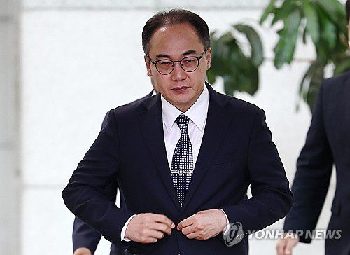 대검찰청 나서는 이원석 총장(서울=연합뉴스) 윤동진 기자 = 이원석 검찰총장이 외부일정을 소화하기 위해 22일 오후 서울 대검찰청을 나서고 있다. 2024.7.22 mon@yna.co.kr