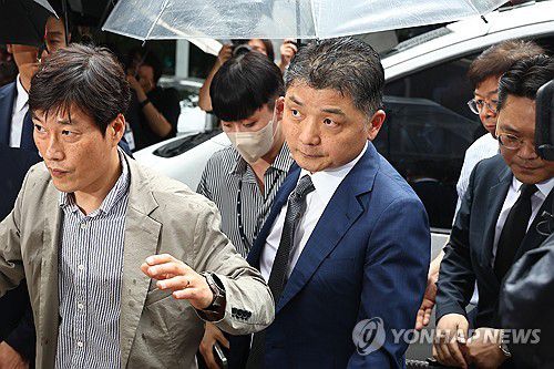 구속 갈림길 선 카카오 김범수(서울=연합뉴스) 서대연 기자 = SM엔터테인먼트 시세 조종 의혹과 관련해 검찰 수사를 받아온 카카오 창업자 김범수 경영쇄신위원장이 22일 오후 서울 양천구 남부지방법원에서 구속 전 피의자 심문(영장실질심사)에 출석하고 있다. 2024.7.22 dwise@yna.co.kr