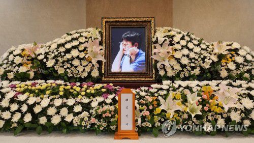 서울대학교병원 장례식장에 차려진 고 김민기 학전 대표의 빈소(서울=연합뉴스) 22일 서울 종로구 서울대학교 장례식장에 가수 고(故) 김민기(극단 학전 대표)의 빈소가 마련돼 있다. 2024.7.22 [학전 제공. 재판매 및 DB 금지] photo@yna.co.kr